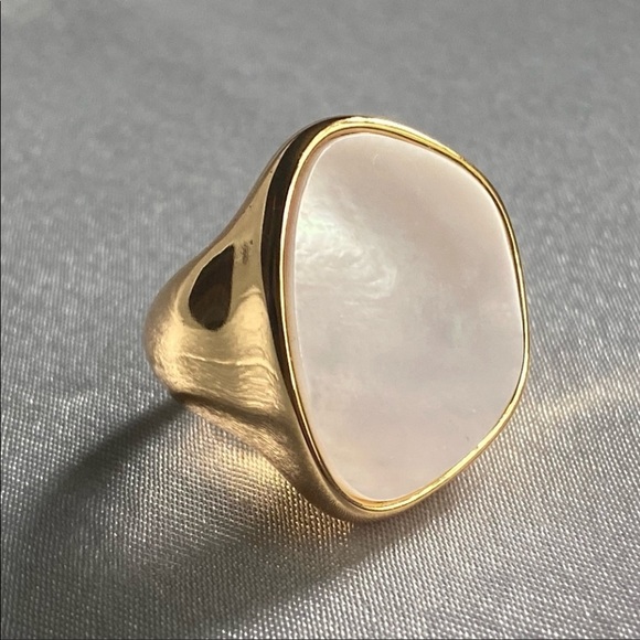 Jewelry - Mother of Pearl 18k Gold Ring